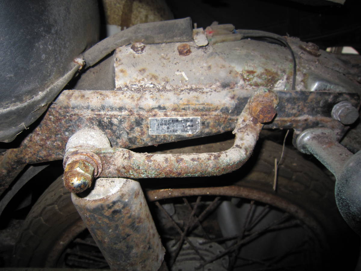 「ＫＣ90　42年前のバイクです　昔の錆付き　当時クラッキングして実動でした　今はエンジンかかりません　部品取り」の画像2