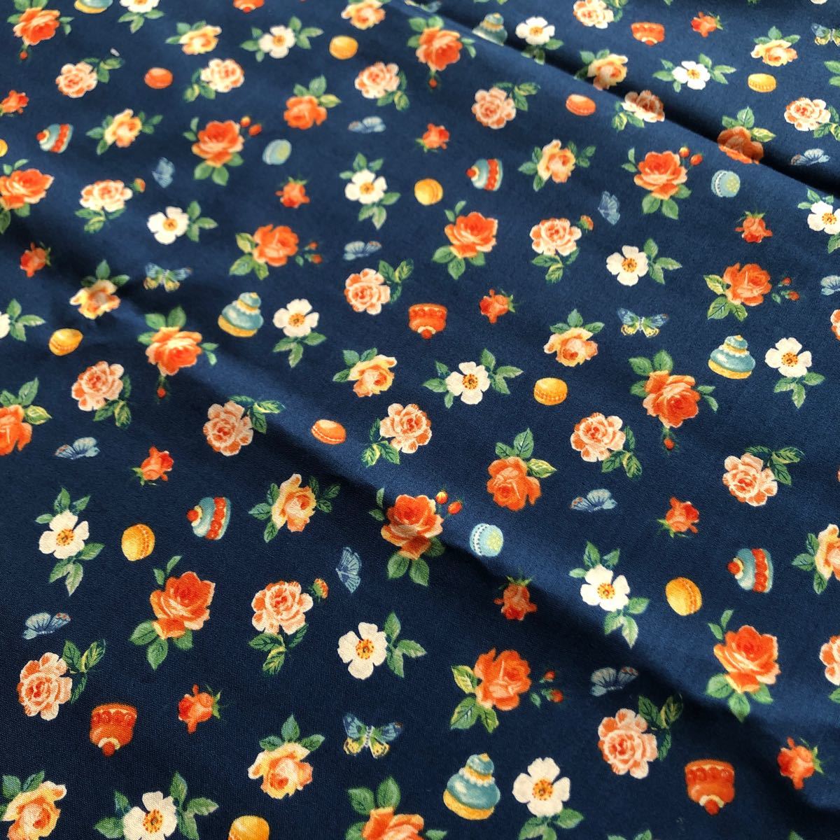 生地　花柄　カットクロス　105センチ×50センチ 日本製　マカロン　スイーツ はぎれ布