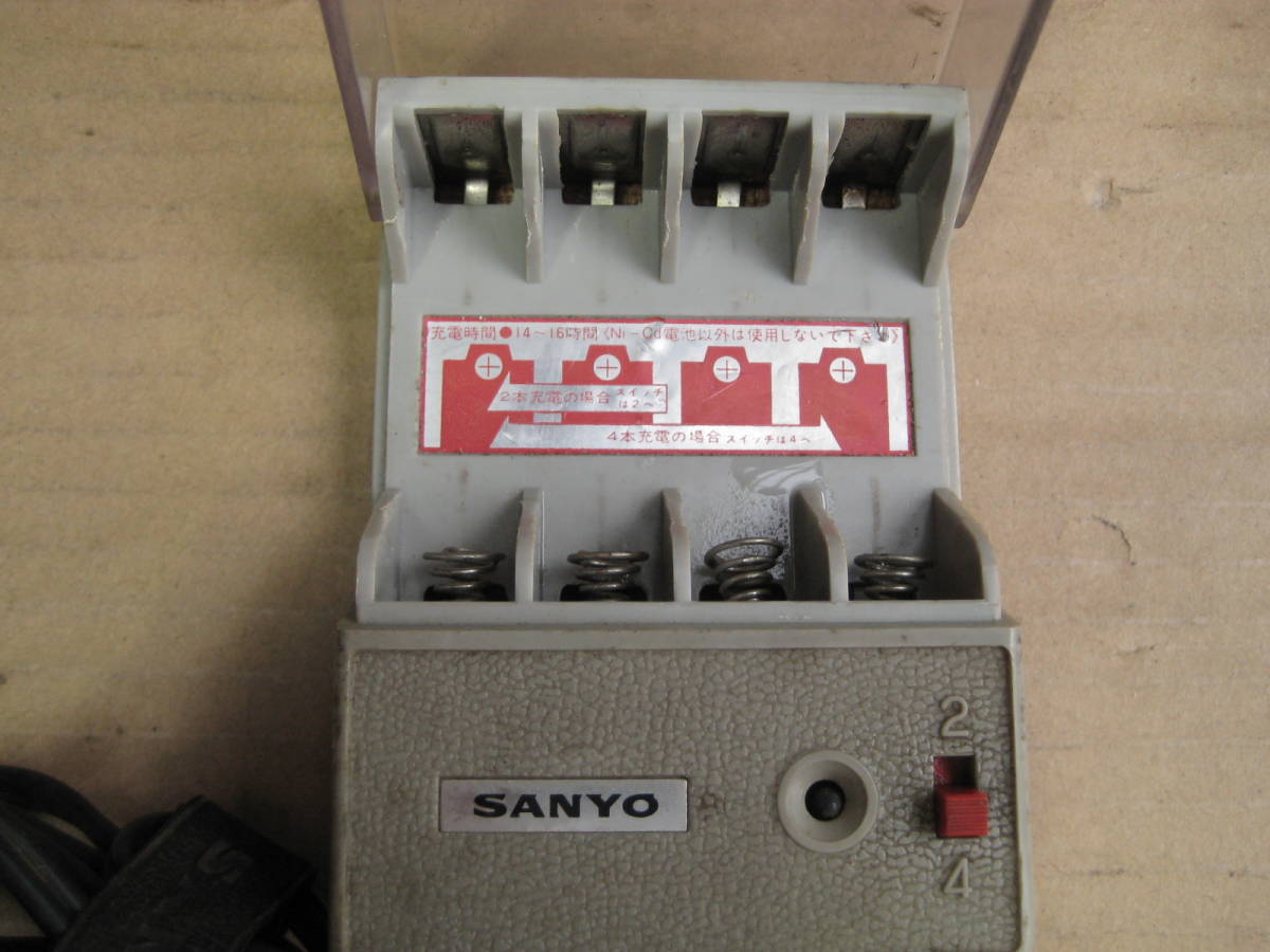 *SANYO* Sanyo * single three *nikado battery *Ni-Cd battery * charger * operation not yet verification * antique goods class used * Junk .*