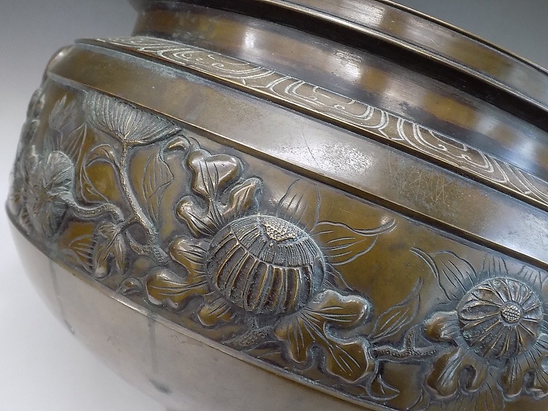 c186 技工名品 時代物 金工師 造 唐銅 菊花模様 盛上彫刻 鐶付 三足 瓶