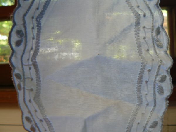 ヴェニスの蚤の市で購入。ミシンの刺繍。うすーいブルー。テーブル掛け。_画像2