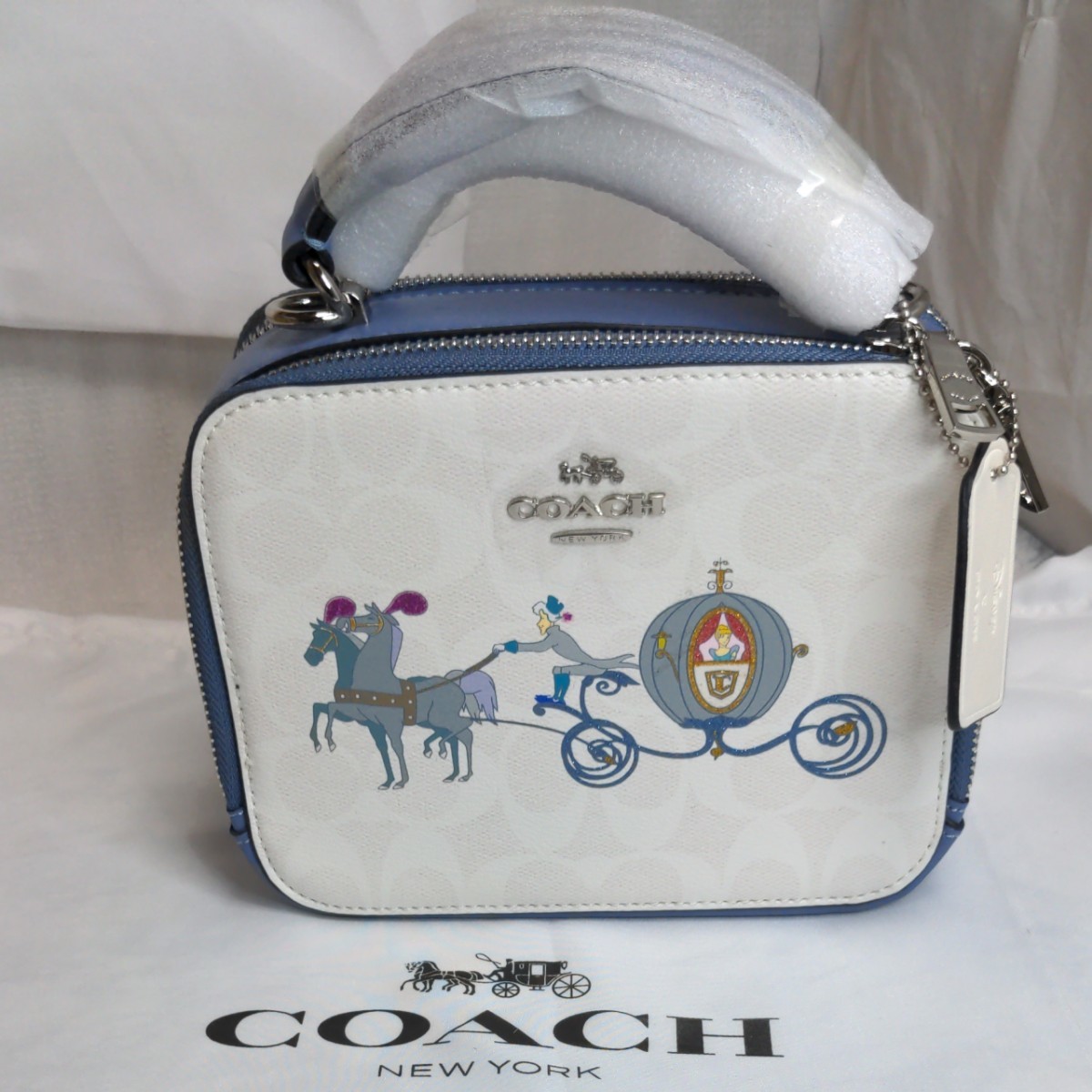 コーチ　COACH ディズニーコラボショルダーバッグ　ハンドバッグ　かわいい　コンパクト　ミニバック　シンデレラ　新品未使用