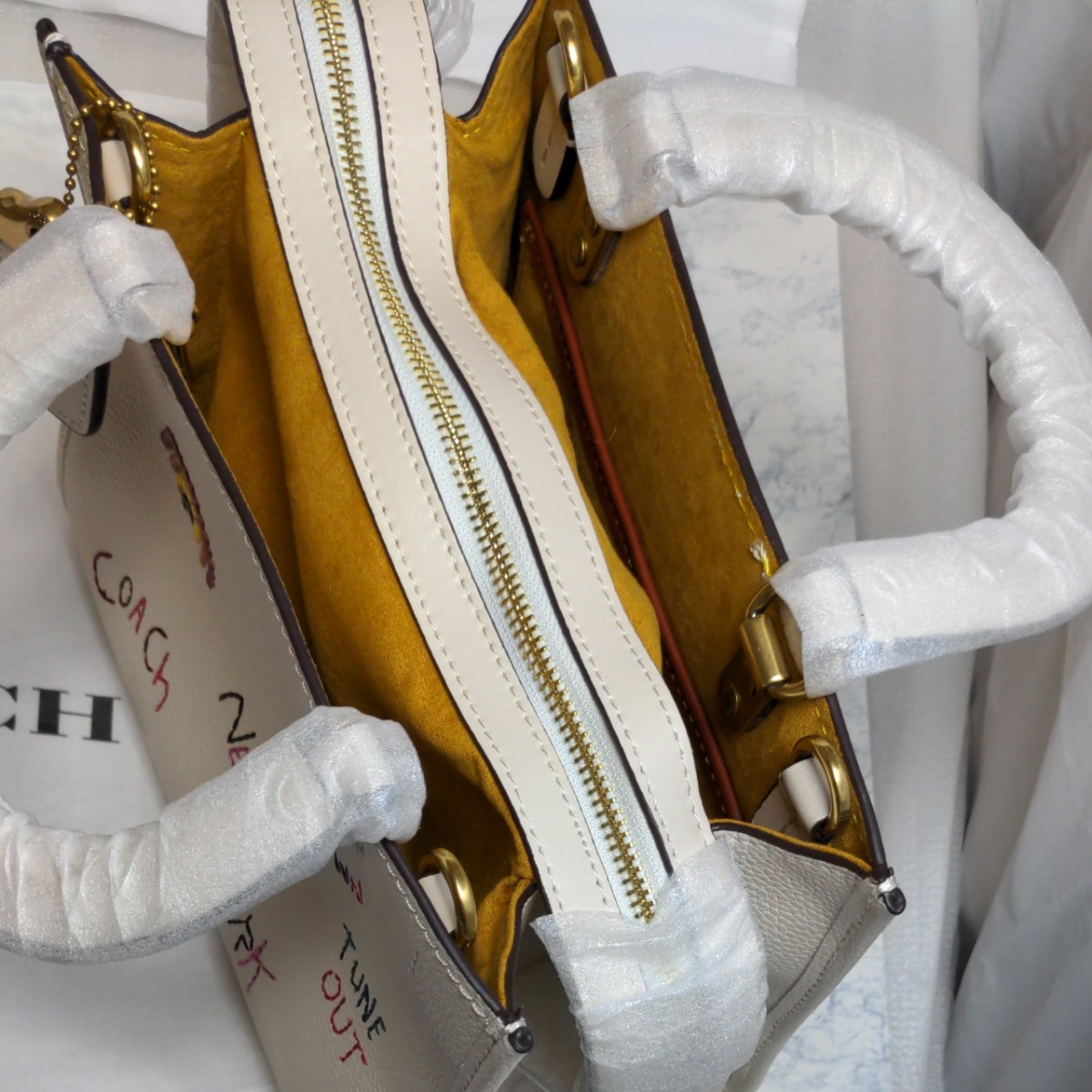 コーチ　COACH ローグコレクショントートバッグ　ショルダーバッグ　ハンドバッグ　コンパクト　かわいい　刺繍　新品未使用　値下げ