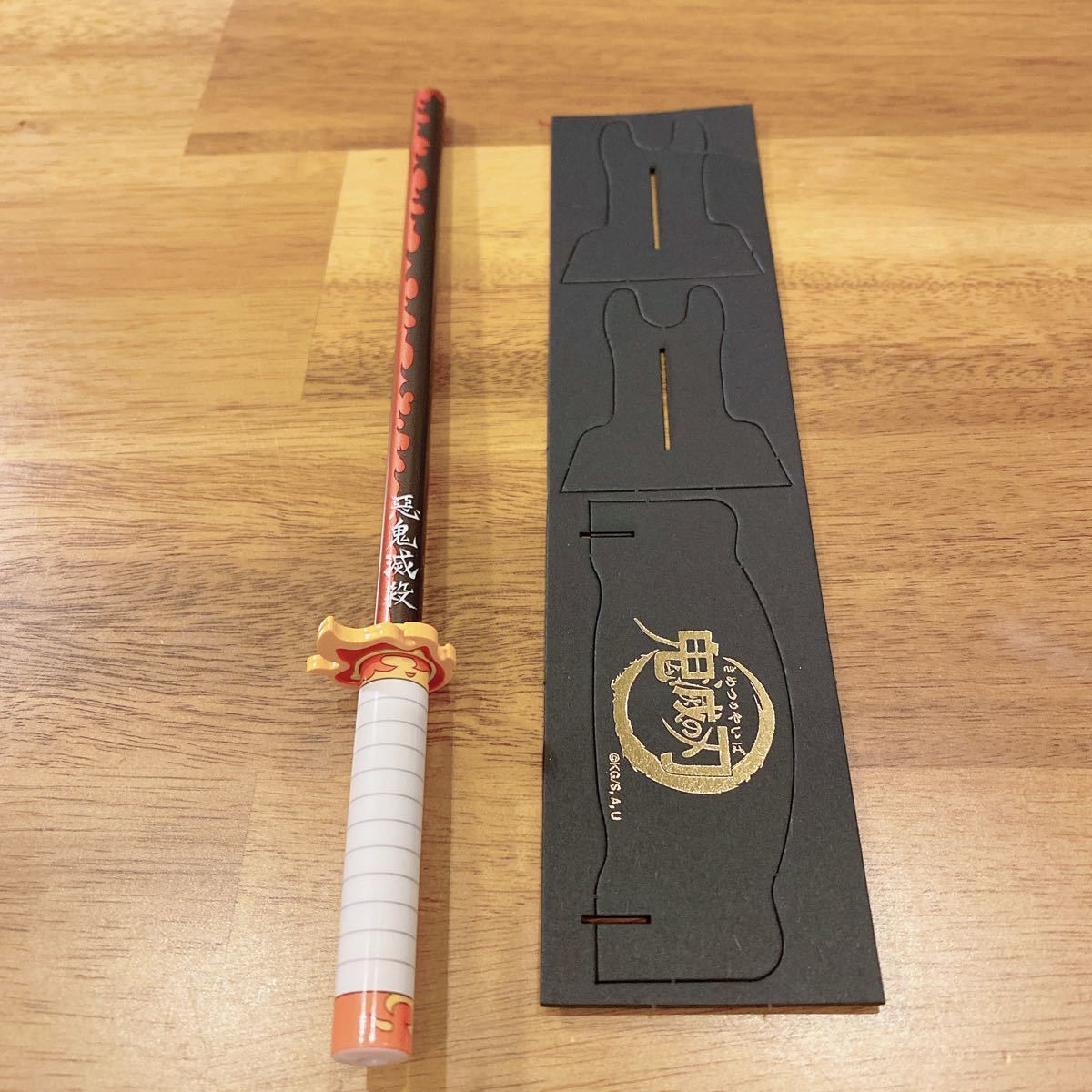 鬼滅の刃　日輪刀型鉛筆&キャップセット　煉獄杏寿郎　（刀架付き）