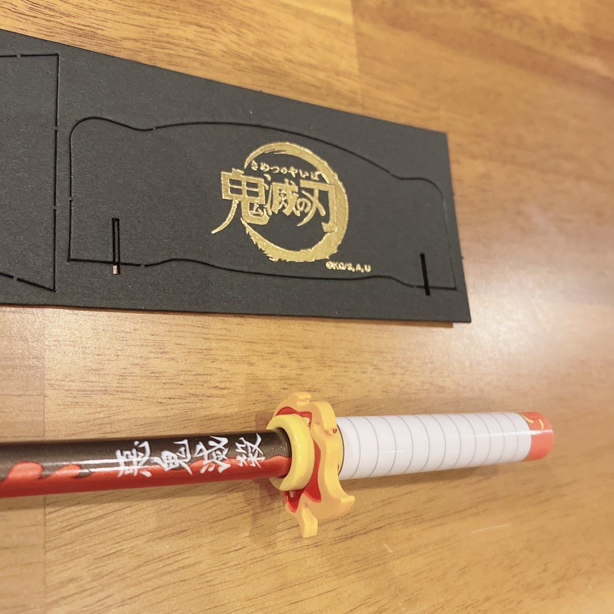鬼滅の刃　日輪刀型鉛筆&キャップセット　煉獄杏寿郎　（刀架付き）