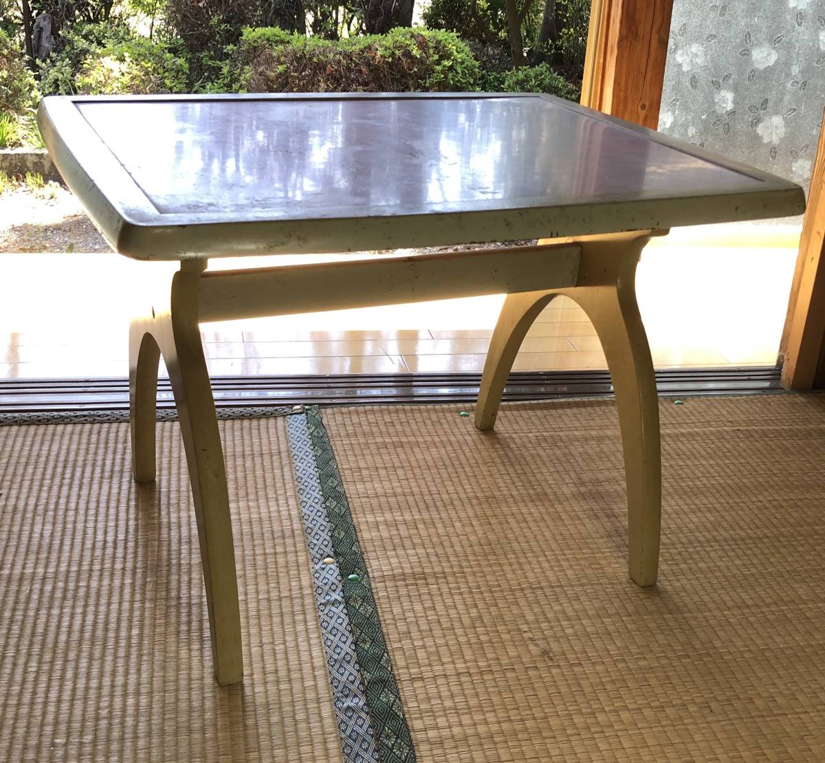 【格安saleスタート】 karimoku カリモク レトロ ロマン 白×花柄 テーブル 天板:51×64㎝ 高さ:45㎝ カリモク家具 【格安saleスタート】 karimoku カリモク レトロ ロマン 白×花柄 テーブル 天板:51×64㎝ 高さ:45㎝ カリモク家具