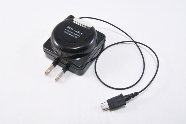 ★オズマ microUSB-AC充電器 IAR-SP01K REEL CABLE 中古品_画像1