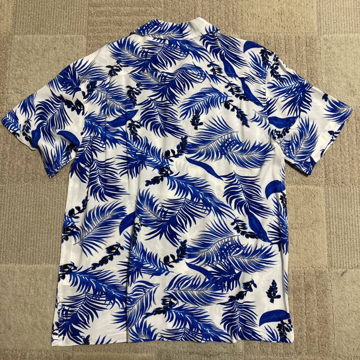 新品 アロハシャツ 色鮮やかな半袖シャツ メンズLサイズ 送料無料 ホワイト ブルー　ハワイアンシャツセール激安オススメ
