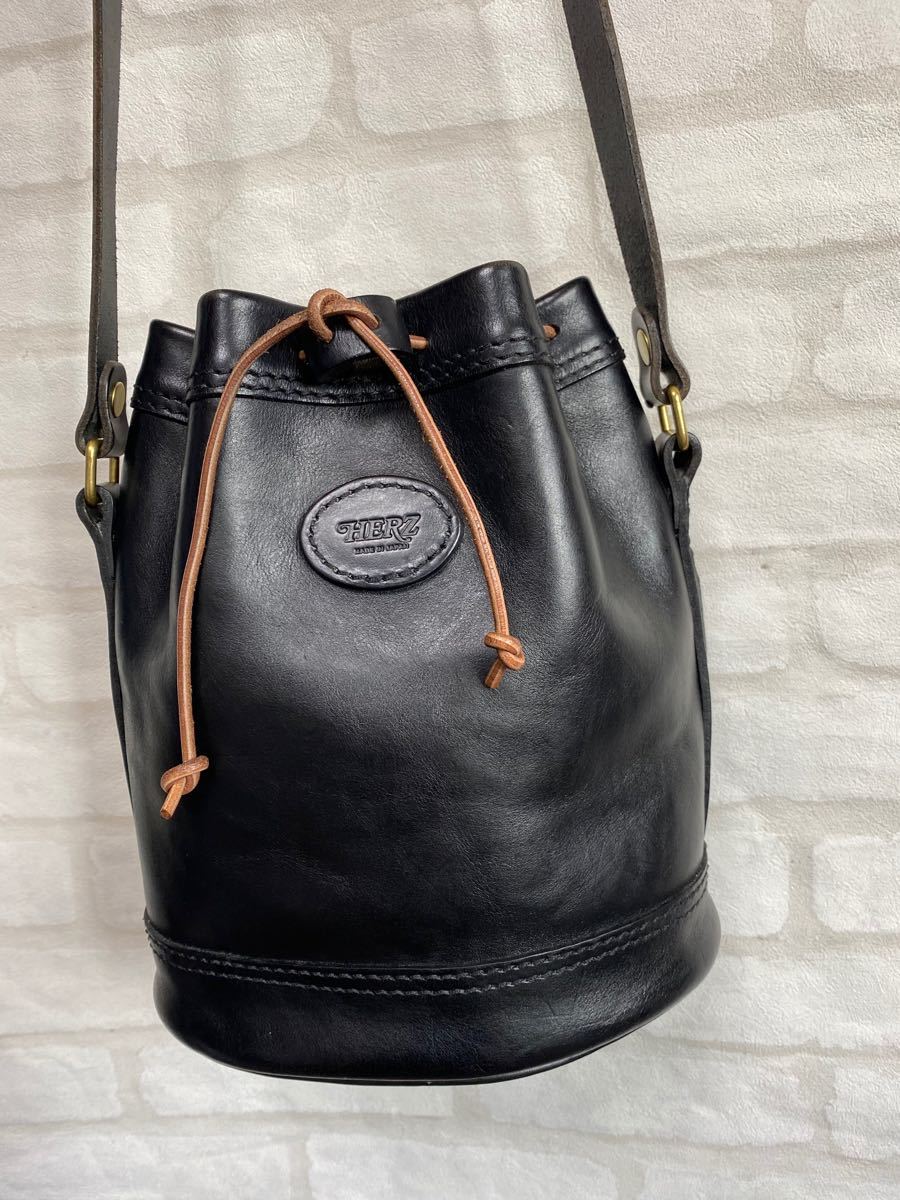 HERZ レザーショルダーバッグ 巾着 ショルダーポシェット ショルダーバッグ ブラック ヘルツ