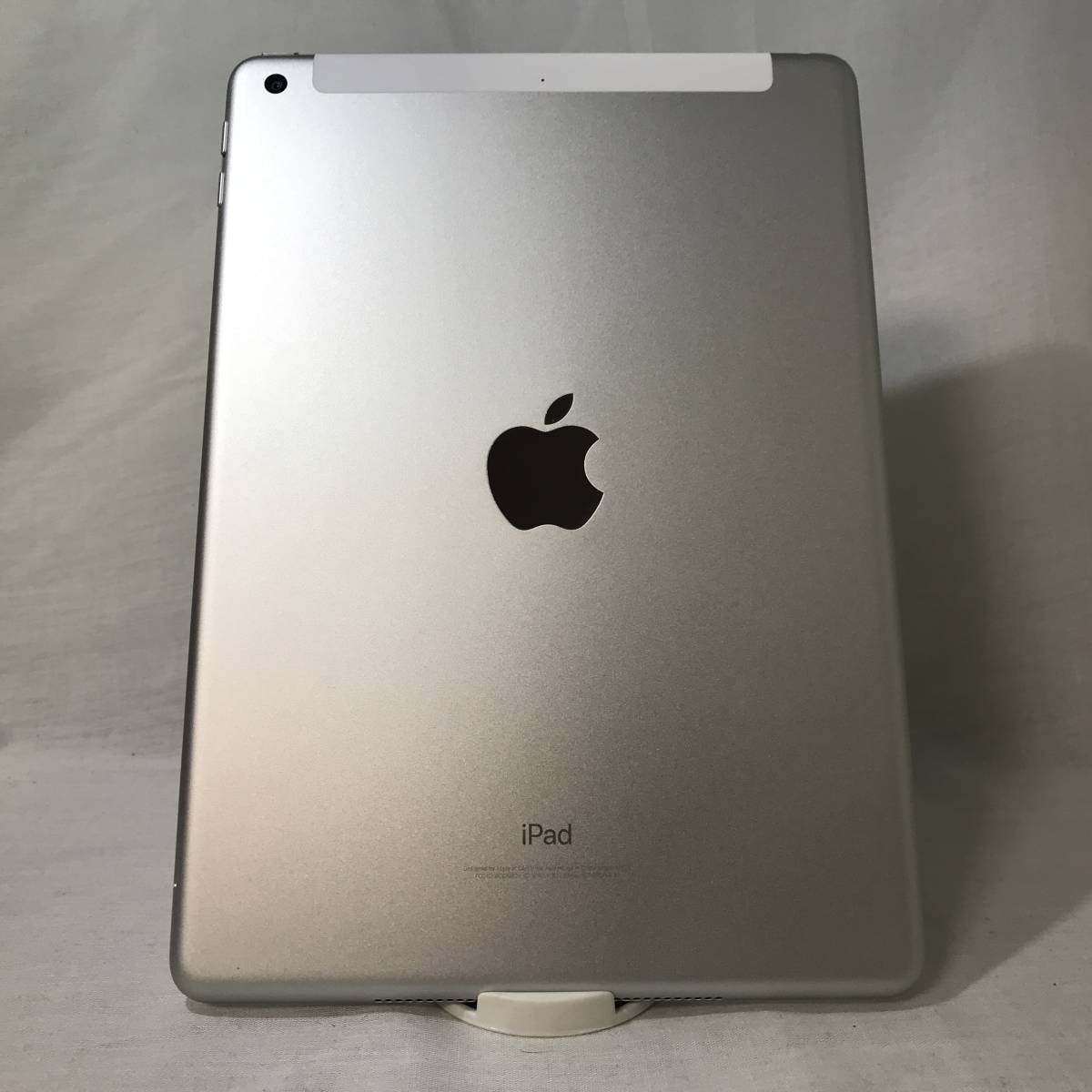 美品 au iPad（第5世代）32G Wi-Fi+Cellular シルバー 判定○ 送料無料