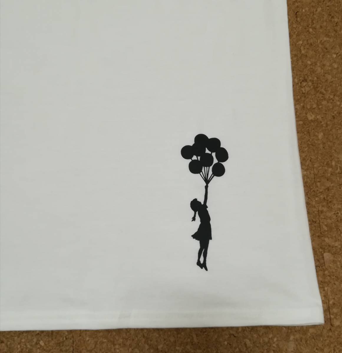 Paypayフリマ バンクシー Banksy 風船で浮く女の子 プリントtシャツ 白 M Paypayフリマ バンクシー Banksy 風船で浮く女の子 プリントtシャツ 白 M