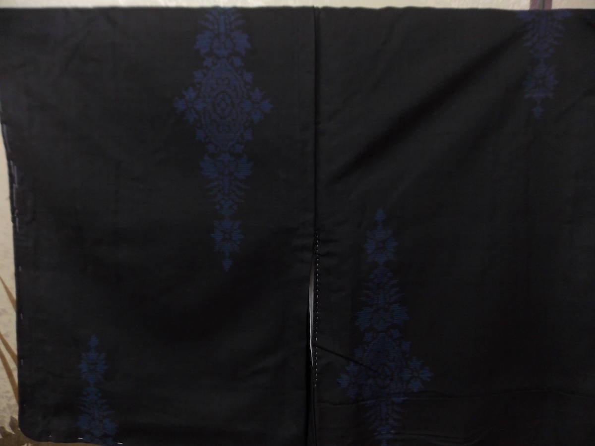 きもの今昔２６１２　本場大島紬　袷広衿仕立て　黒地に藍染のシャンデリヤ華文_画像2