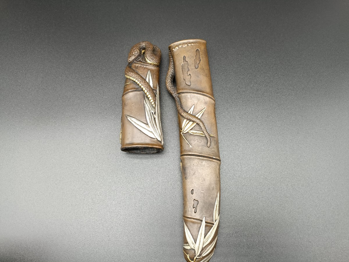 銅地刀装具　柄　鞘　大蛇　短刀用　金工　絵金銀　ツカ　サヤ