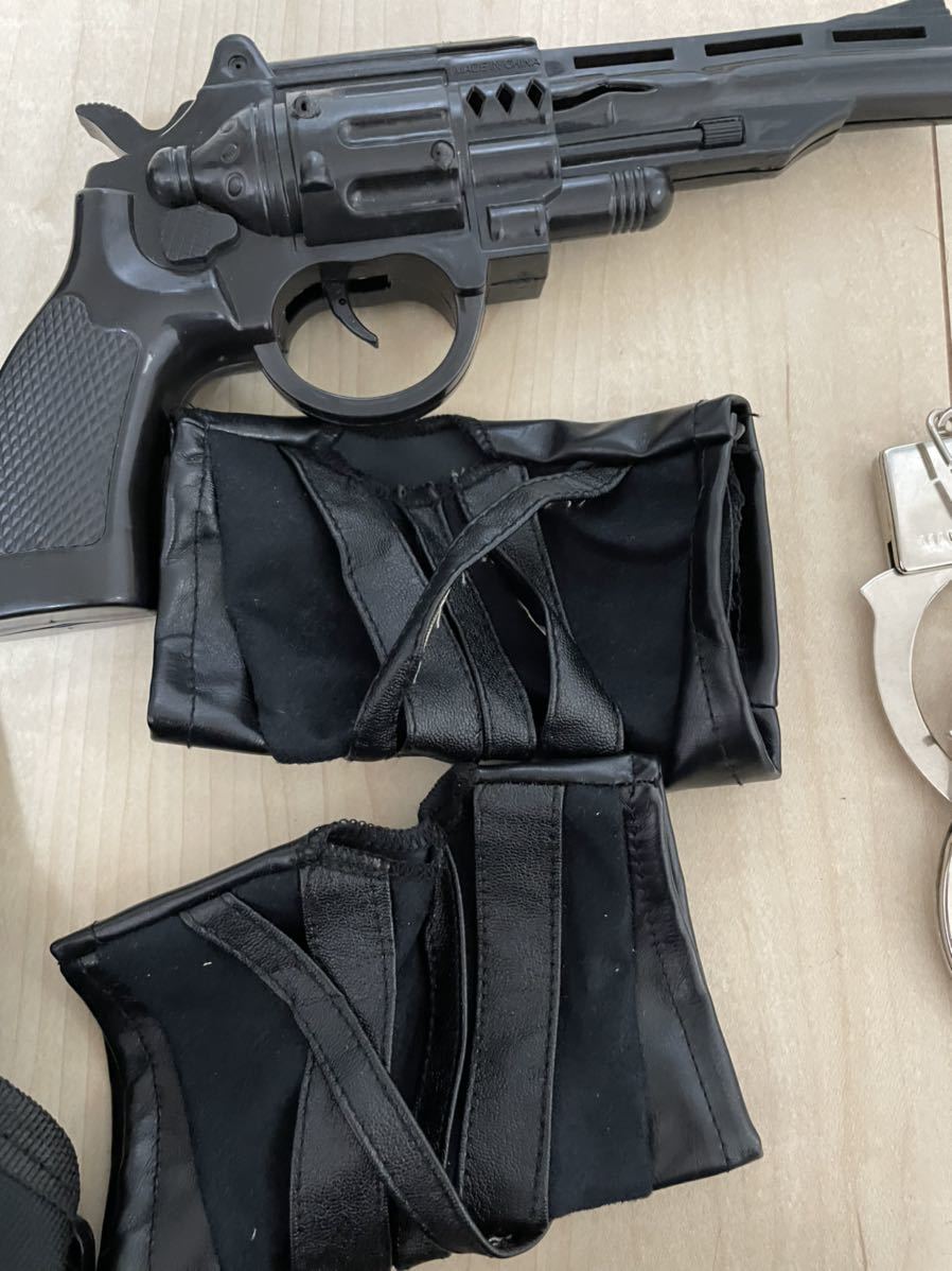 SWAT コスプレ　ベスト　帽子　手袋　手錠と銃のおもちゃ付き　早めの落札ありがたいです！！m(_ _)m