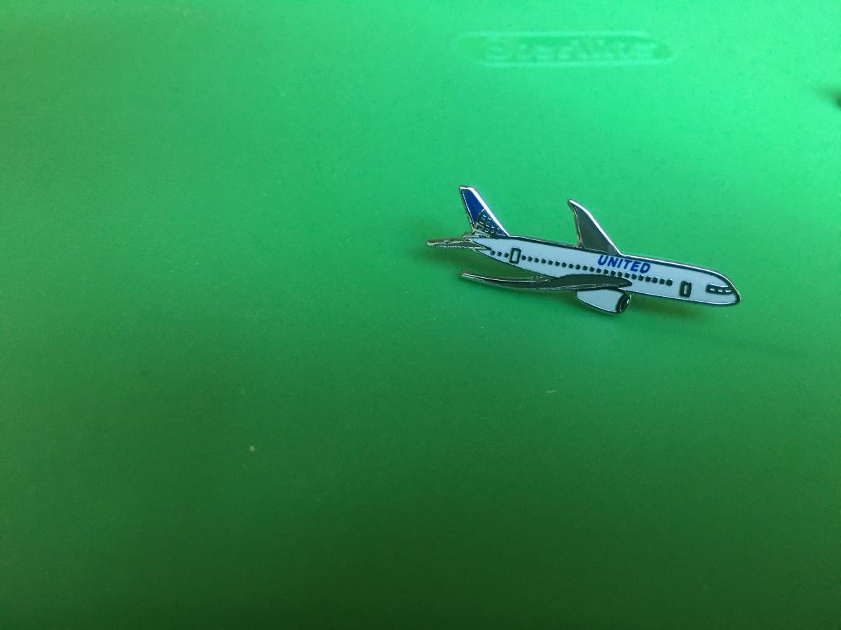  United Airlines bo- wing 787 pin badge Star a Ryan s