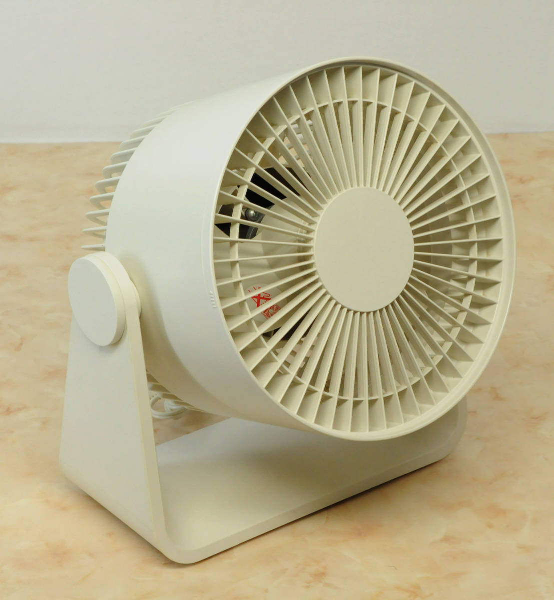 無印良品 白いサーキュレーター 低騒音ファン AT-CF18R-W ホワイト　羽の大きさ（直径）18cm 中古自宅保管品 _画像1