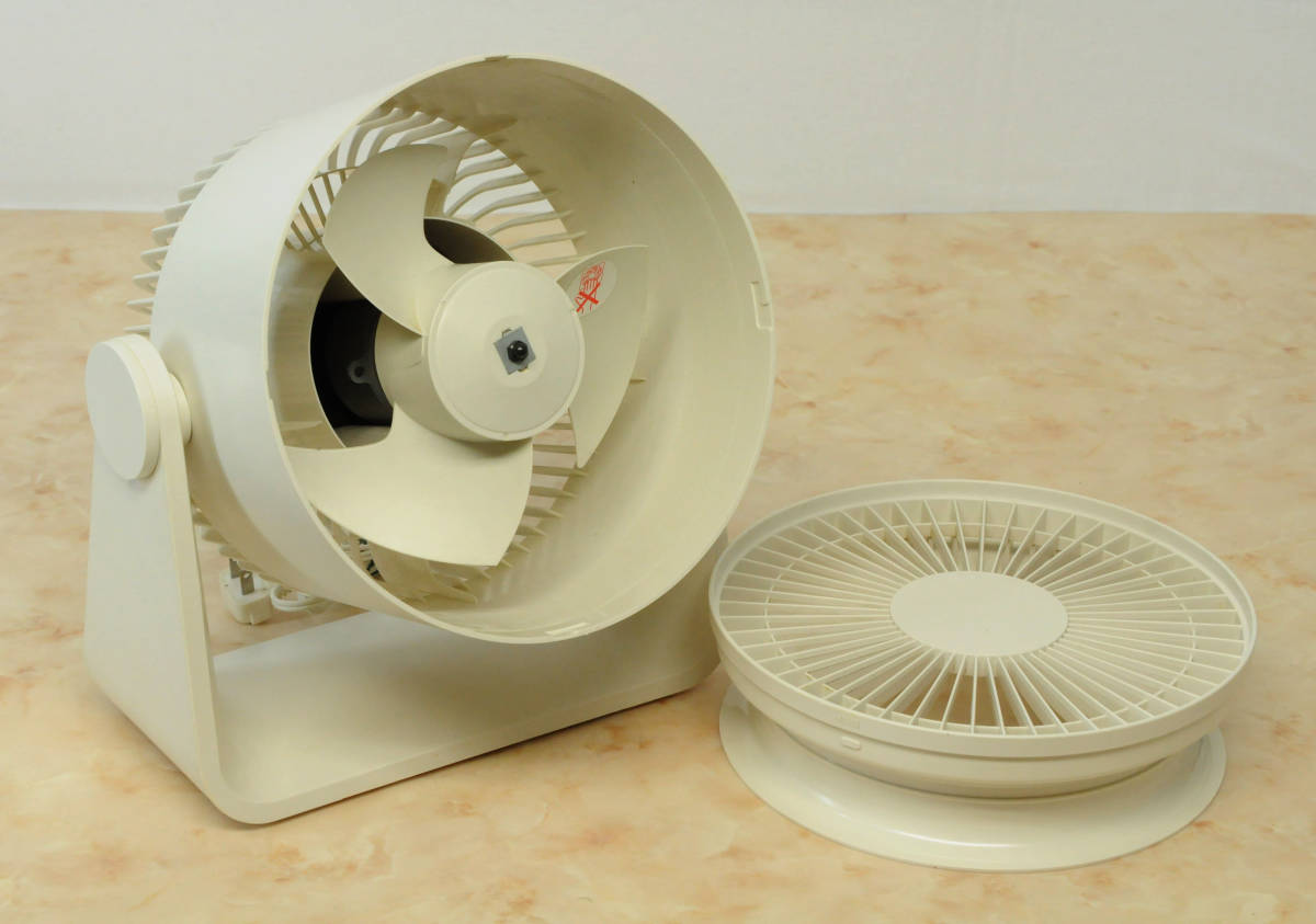 無印良品 白いサーキュレーター 低騒音ファン AT-CF18R-W ホワイト　羽の大きさ（直径）18cm 中古自宅保管品 _画像2