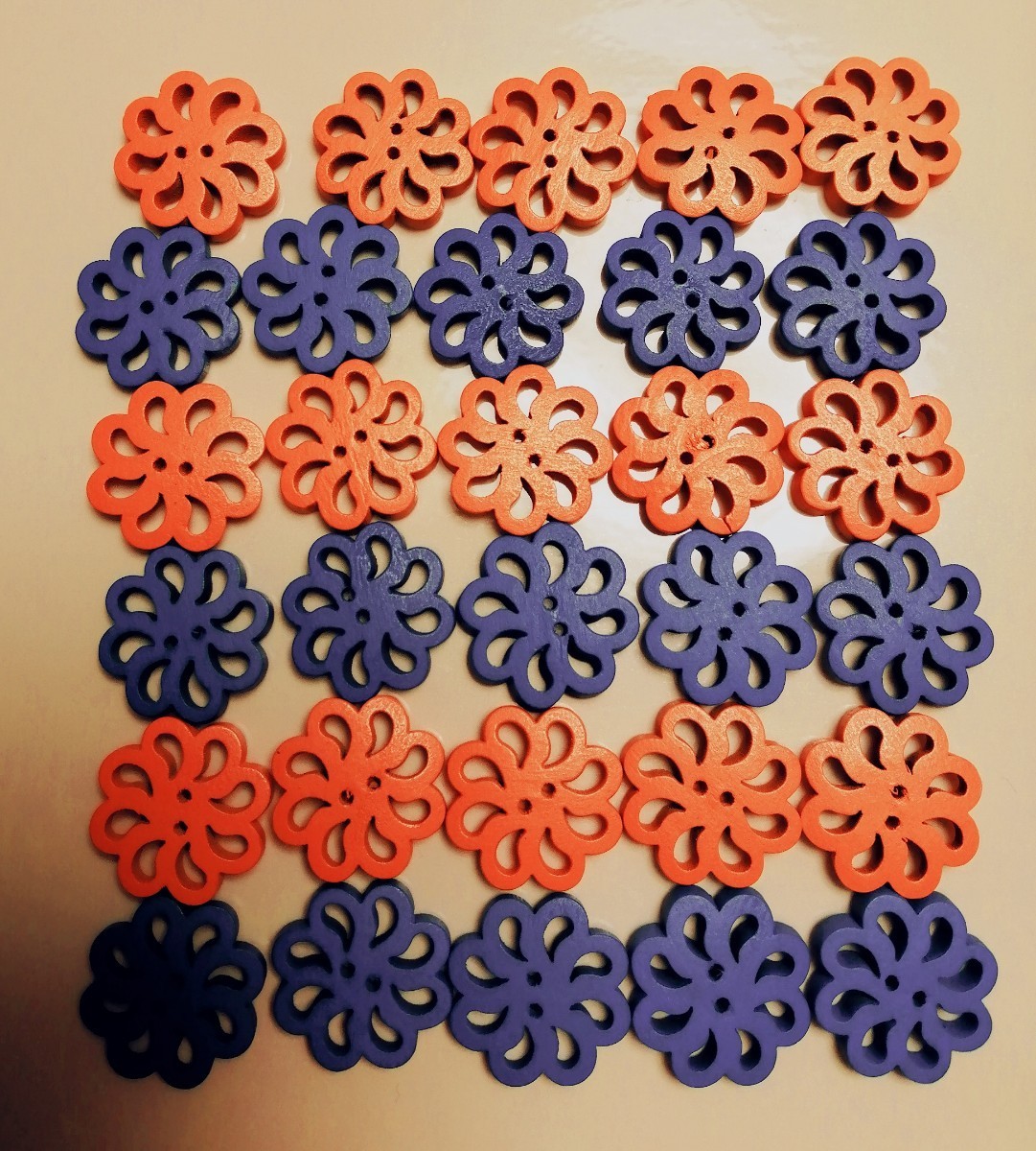 30個手芸用ウッドボタンセット　ハンドメイドパーツ 青とオレンジ色　工作用