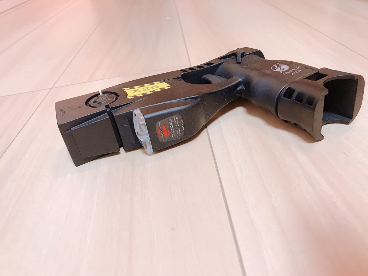Small Monster Axonタイプ Taser X26 可動ダミー テーザーガン Small Monster Axonタイプ Taser X26 可動ダミー テーザーガン