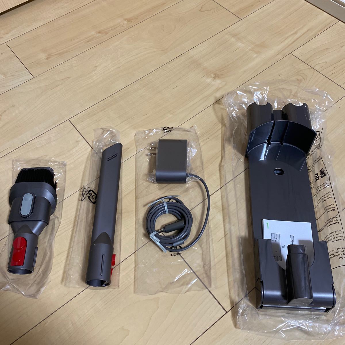 dyson ダイソン V7 Slim純正 充電器、ツールセット