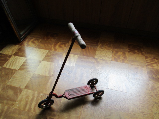 古いキックボード赤 三輪車スケーター玩具おもちゃインテリア