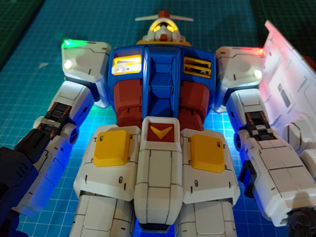 バンダイ 機動戦士ガンダム RX-78-2 メガサイズ1/48 組み立て塗装完成品電飾組込み仕様