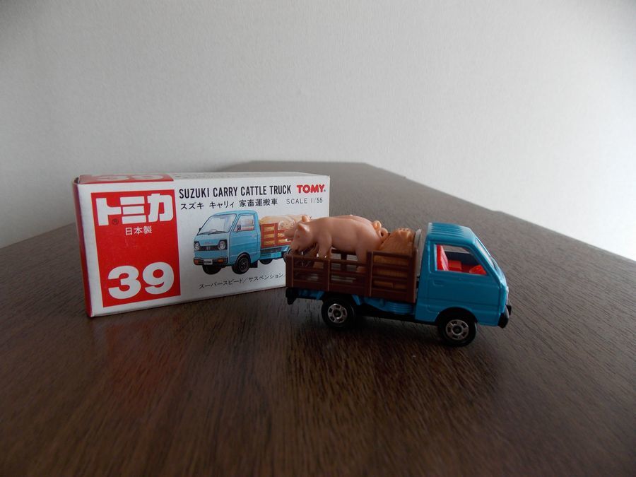 ＊356 トミカ　赤箱ジャパン物　スズキキャリー　家畜運搬車　豚ちゃん2頭います！　・サスペンション　未使用に近い