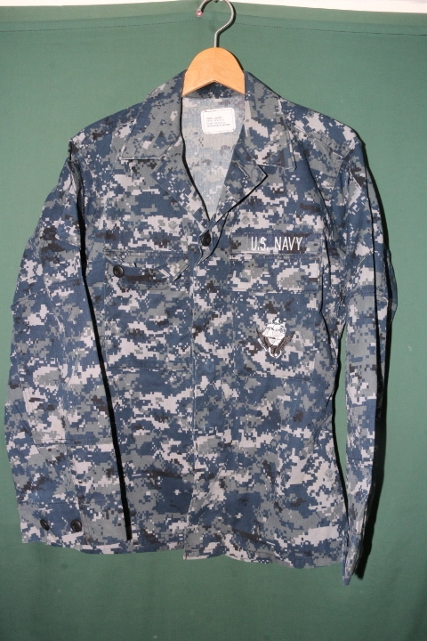 沖縄米軍実物 U.S NAVY 海軍 ブルーデジタル コンバット ジャケット S-R 中古 装備用 サバゲー用などに_画像1