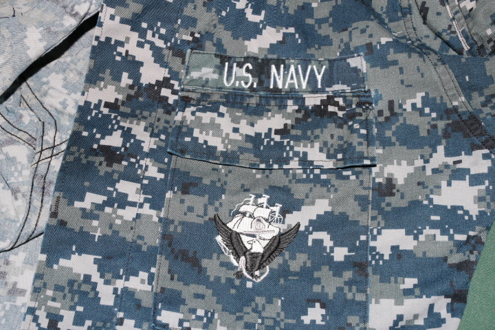 沖縄米軍実物 U.S NAVY 海軍 ブルーデジタル コンバット ジャケット S-S 中古 装備用 サバゲー用などに_画像4
