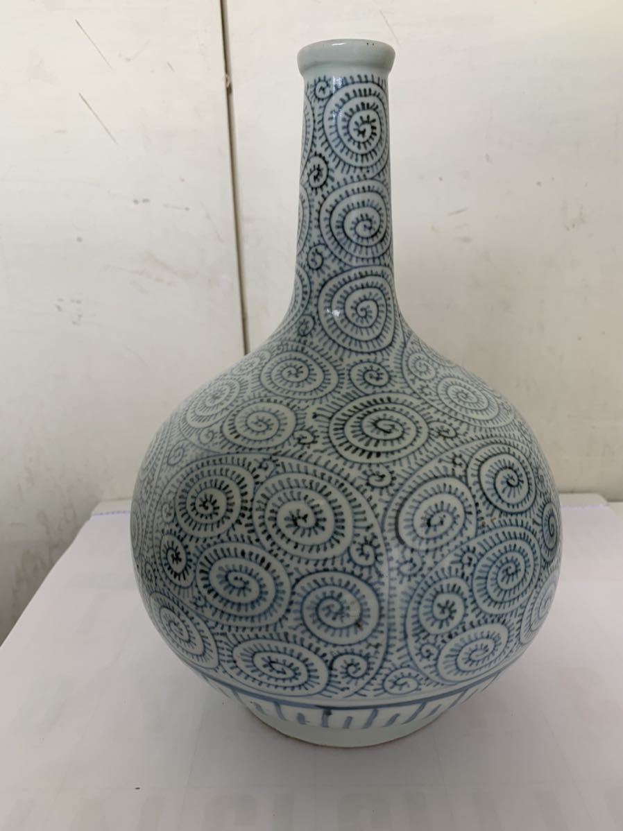  old Imari . flower vase large sake bottle blue and white ceramics . Tang . pattern completion goods Edo era 