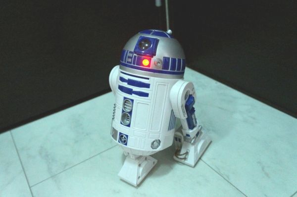 スターウォーズ R2-D2 フィギュア 光る 音声あり 動きます_画像2