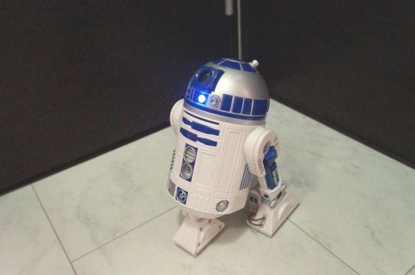 スターウォーズ R2-D2 フィギュア 光る 音声あり 動きます_画像3