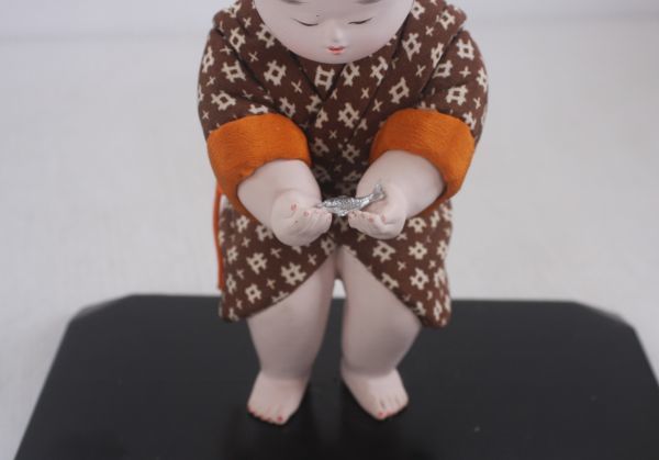 【N11415】作家物　木目込み人形　童　日本人形　「魚を手にした男の子」　人形　和　置物　飾り　オブジェ　　_画像3