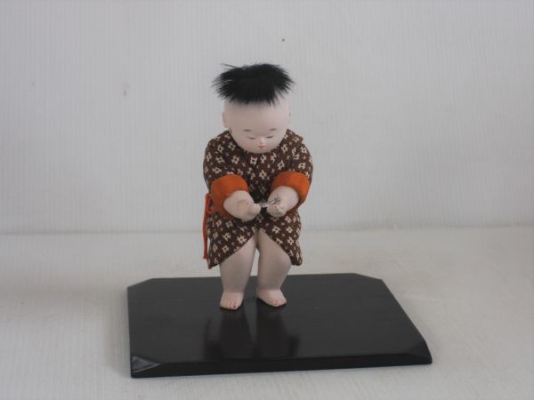 【N11415】作家物　木目込み人形　童　日本人形　「魚を手にした男の子」　人形　和　置物　飾り　オブジェ　　_画像1