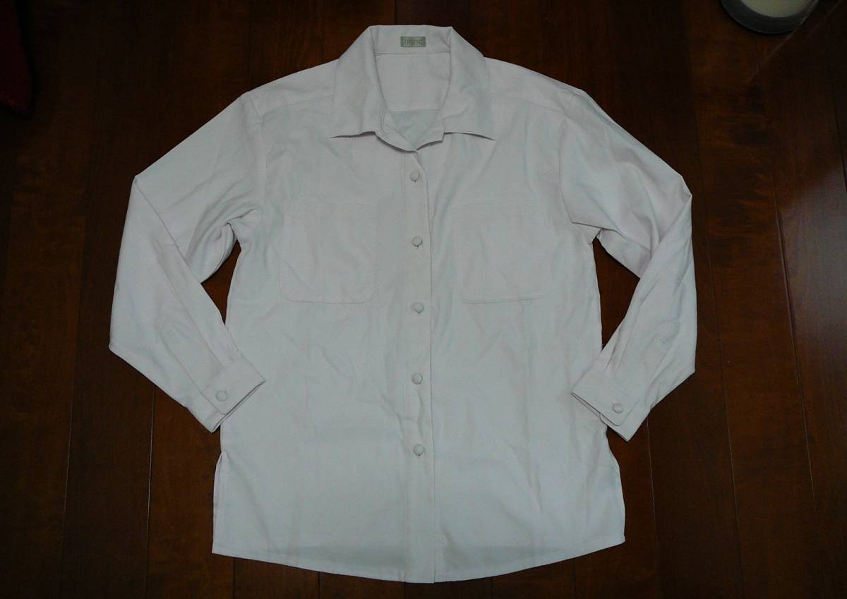 私用の中古品★開襟　包みボタン　左右に胸ポケット付き　ブラウス　OL制服　受付嬢　ユニフォーム　コスプレ衣装_実物の色は淡い水色系です