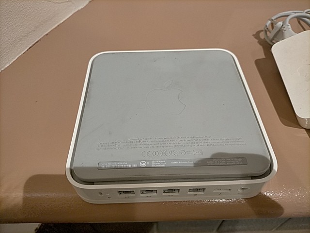 Apple AirMac Extreme 802.11n (第 4 世代) モデル：A1354