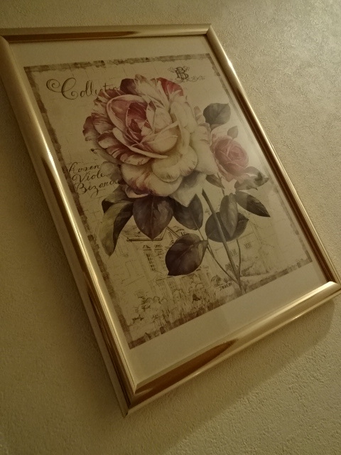 白ピンク薔薇の絵の印刷物 ポスターが入った壁掛け 額縁フレーム額 淡いゴールド系 金 バラ 花 植物 アンティーク風