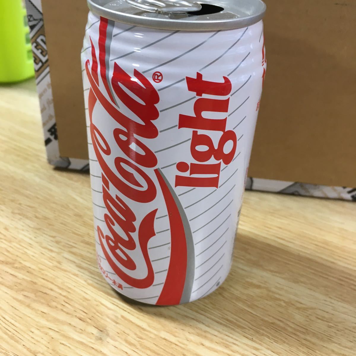Yahoo!オークション - 【レア品】コカ・コーラ 空き缶 ライト Yahoo!オークション - 【レア品】コカ・コーラ 空き缶 ライト