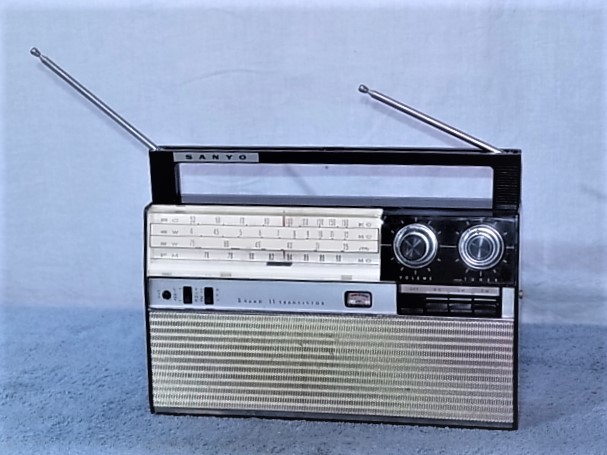 SANYO【AFT-2J】 MW/SW/FM 11TR 60年経過したラジオ希少レトロ 管理