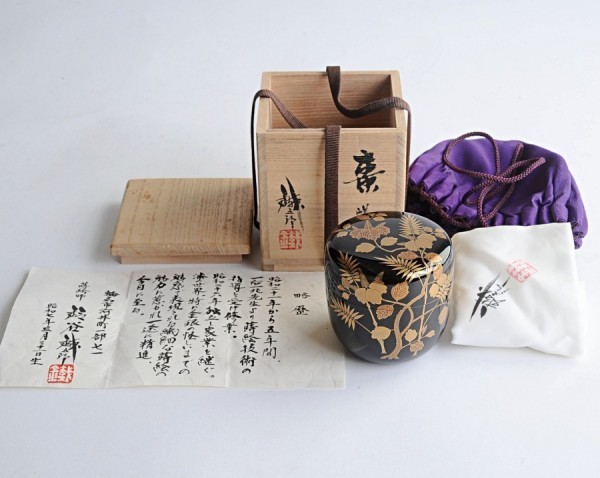 蒔絵師　鈴谷鐵五郎　嵯峨絵　棗　仕覆、共箱　高さ約７．２ｃｍ茶道具　輪島塗　一后一兆師事_画像2