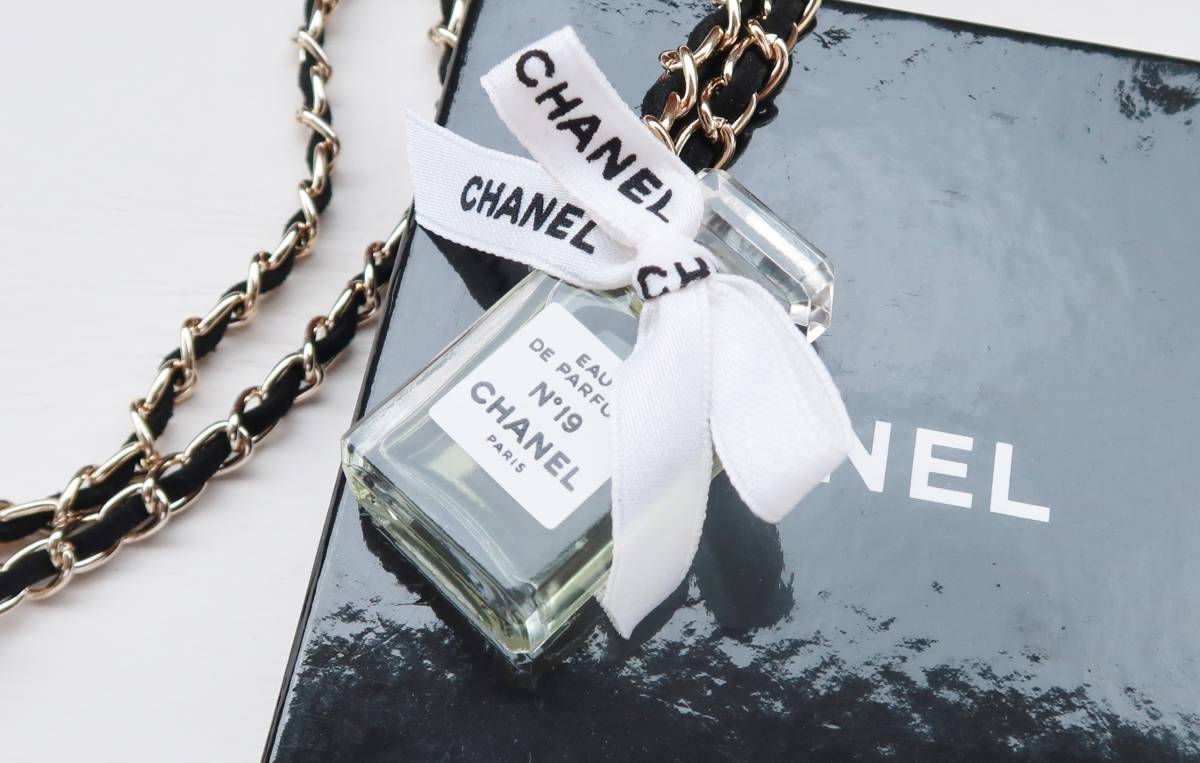 シャネル CHANEL NO.19 香水 ミニボトル ネックレス レザー ゴールド ブラック アクセサリー ヴィンテージ　レア　リボン_画像1