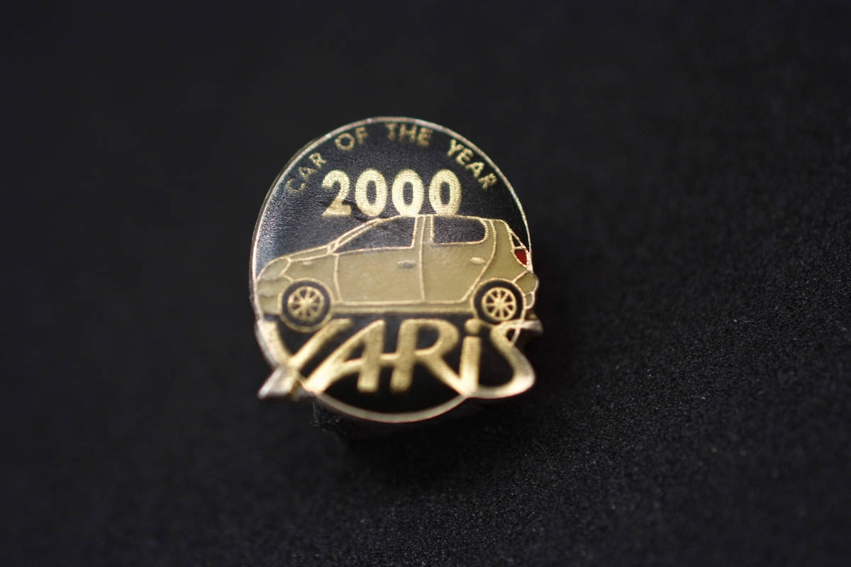 0 TOYOTA значок YARIS CAR OF THE YEAR 2000 выигрыш память W17mm ② rcitys Toyota Vitz Yaris Europe car of the year 2000