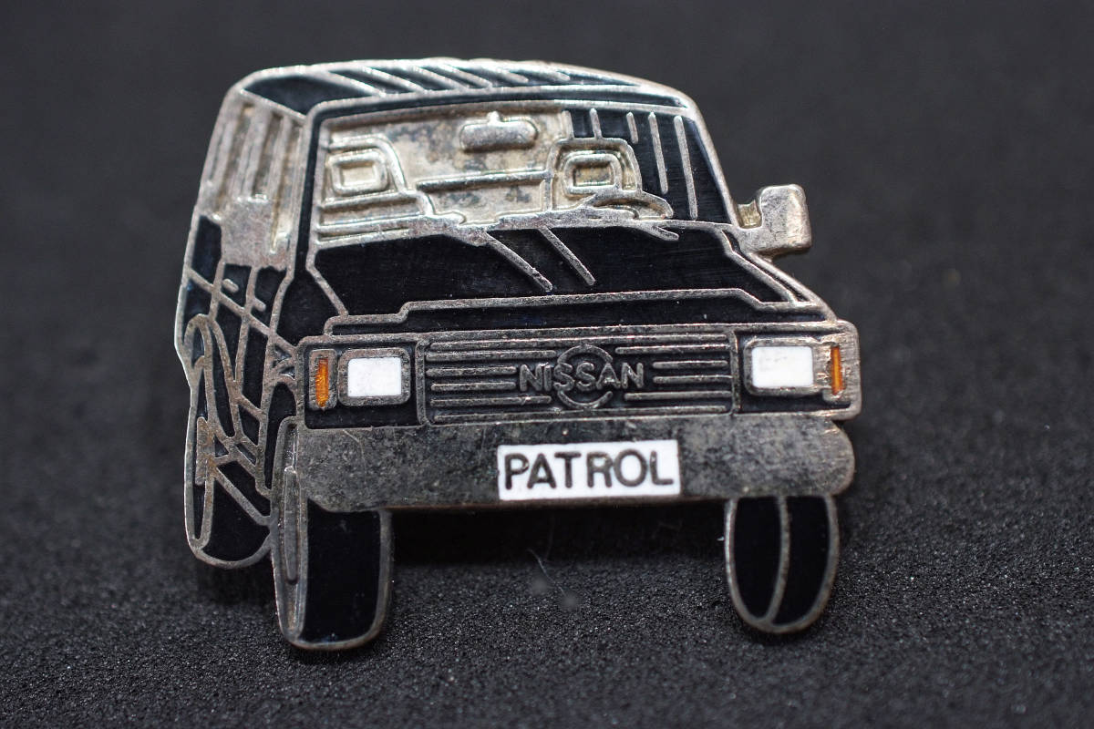 ■ NISSAN ピンバッジ PATROL (黒) 欧州仕様 W30mm Rcitys ニッサン 日産 パトロール 旧車 サファリ 160 Y60 Y61_画像1