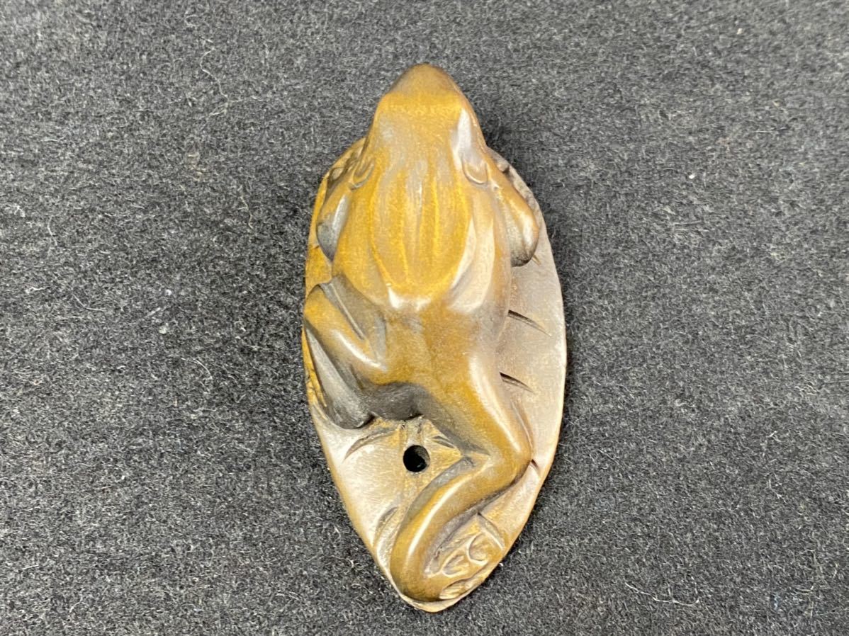 [w960] wooden netsuke . small . sculpture .. thing smoke . inserting tree carving .. frog reptiles 