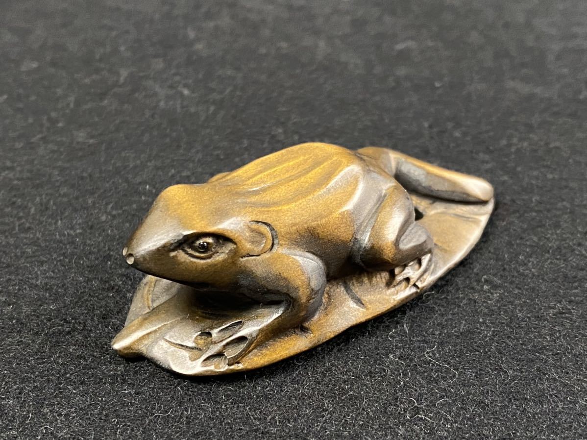 [w960] wooden netsuke . small . sculpture .. thing smoke . inserting tree carving .. frog reptiles 