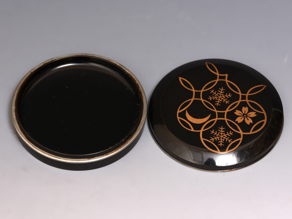  paint . Okamoto ..( structure ) snow month flower incense case also box tea utensils . tool present-day industrial arts lacquer industrial arts lacquer tree industrial arts natural tree z0958o