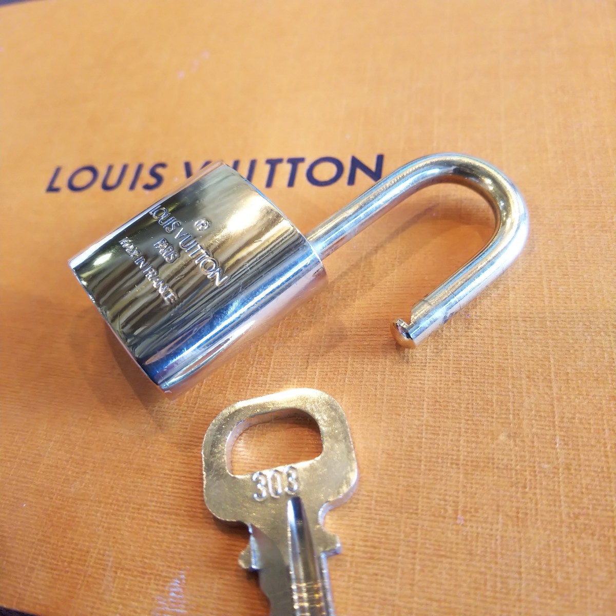 美品  Louis Vuitton パドロック 南京錠 カデナ ルイヴィトン 研磨磨き済み