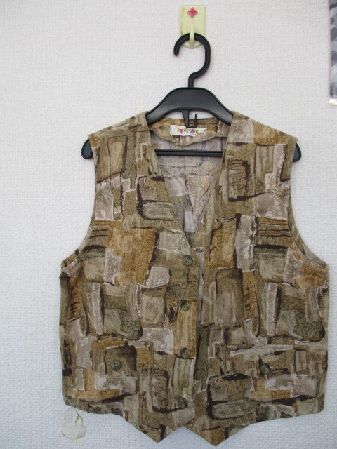 ★ キッズ用 前ボタン付き ベスト 茶系（１４０）_画像1