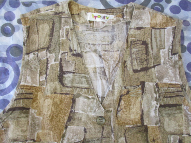 ★ キッズ用 前ボタン付き ベスト 茶系（１４０）_画像3