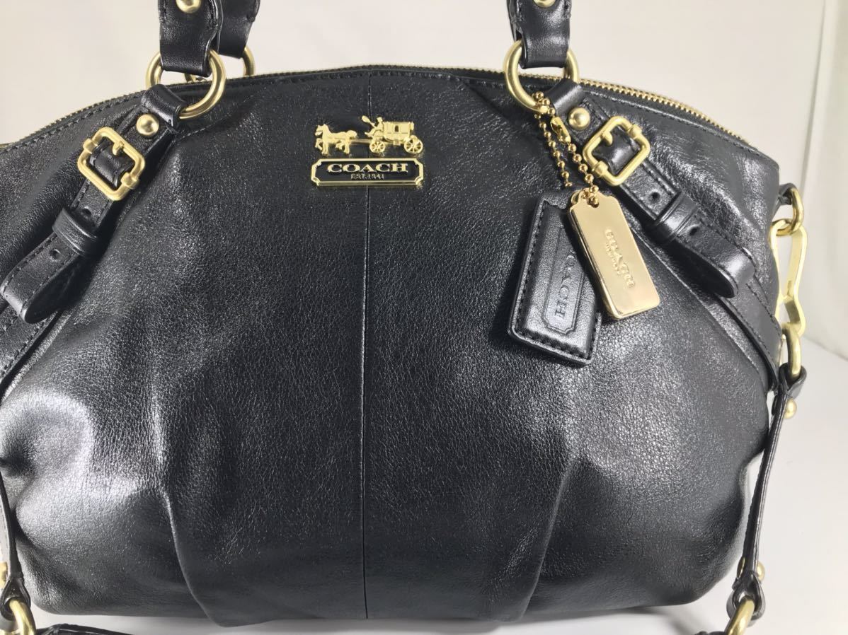 極美品 COACH マディソンコレクション 可愛い 2WAY フォーマル 上質本革 軽量 ブラック ハンド&ショルダーバッグ 。美品ロゴチャーム2個付